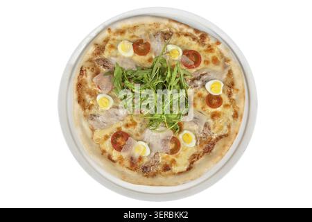 Pizza a base di carne con pollo, rukkola e uova isolate su bianco Foto Stock
