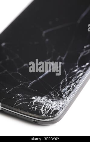 Smartphone moderno con schermo incrinato in un angolo, isolato su sfondo bianco Foto Stock