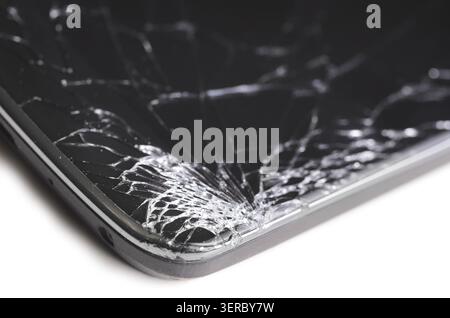 Smartphone moderno con schermo incrinato in un angolo, isolato su sfondo bianco Foto Stock