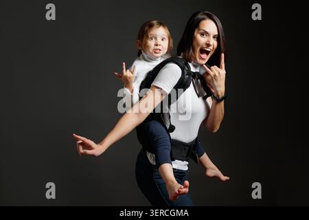 Madre e figlia espressive che si divertono Foto Stock
