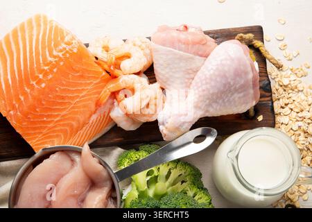 Asortazione di prodotti proteici vegani a base vegetale su sfondo chiaro. Vista dall'alto. Foto Stock