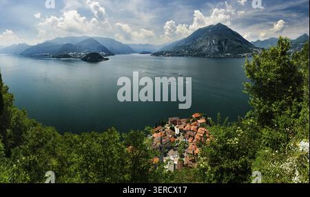 Vista aerea del Lago di Como e Varenna dal Castello di Vezio, Lombardia, Italia Foto Stock