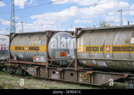18 settembre 2025 - Ruse, Bulgaria: I container intermodali cisterna Bertschi AG Duerrenaesch sui vagoni ferroviari presentano etichette di carico pericolose di classe 9 ONU 3082 Foto Stock