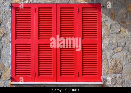 Persiane a finestra Vibrant Red chiuse Foto Stock
