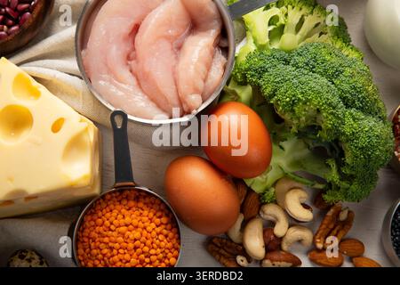 Asortazione di prodotti proteici vegani a base vegetale su sfondo chiaro. Vista dall'alto. Foto Stock