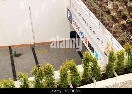 TORREVIEJA, SPAGNA - 12 GIUGNO 2026: Ingresso parcheggio sotterraneo presso il nuovo centro commerciale Paseo del Mar nella città costiera di Torrevieja Foto Stock
