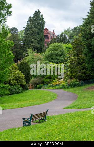 Panchina del parco e sentiero tortuoso a Bellevue Park, Newport, Galles del Sud, Regno Unito Foto Stock