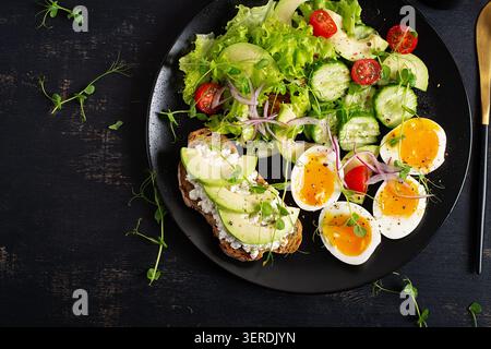 Pasto bilanciato a base di carboidrati con verdure fresche e uova, vista dall'alto Foto Stock