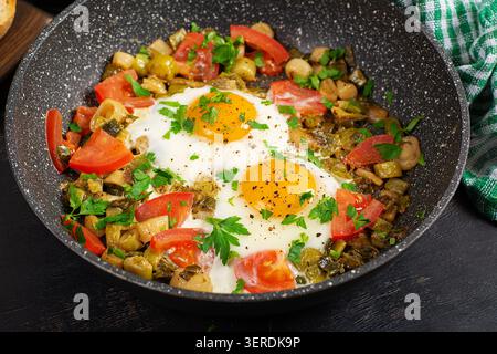 Colazione gourmet con uova e pomodori e prezzemolo fresco Foto Stock