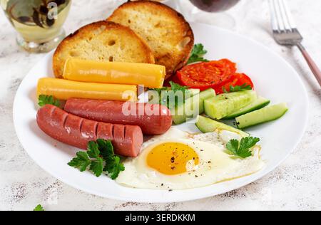 Abbondante colazione fatta in casa con formaggio e verdure fresche Foto Stock