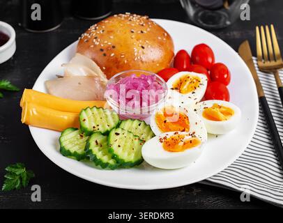Brunch a base di pesce e verdure Foto Stock