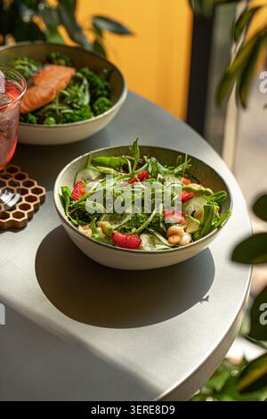 Insalata di gamberi freschi con fragole e cocktail Foto Stock
