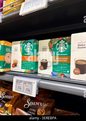 13.06.2026 confezioni Bulgaria Varna Starbucks Dolce gusto Coffee Pod sullo scaffale del supermercato Foto Stock