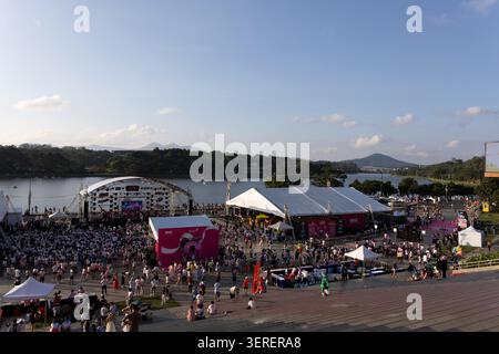 Da Lat, Vietnam - 6 giugno 2026: I partecipanti si riuniscono vicino al palco prima dell'evento Dalat Music Night Run 2026 a da Lat, Vietnam Foto Stock