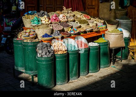 Una tradizionale bancarella di mercato a Marrakech, Marocco, che trabocca di una grande varietà di spezie colorate, erbe essiccate e altri prodotti artigianali esposti Foto Stock