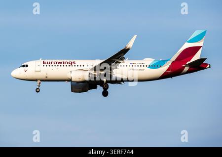 Vienna, Austria - 24 maggio 2026: Eurowings Airbus A320 (D-AEWU) in avvicinamento all'atterraggio all'aeroporto di Vienna Foto Stock