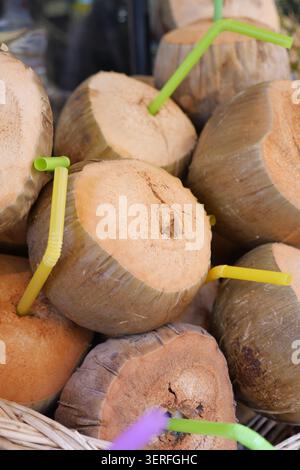 Bevande fresche al cocco al mercato in una posizione soleggiata Foto Stock