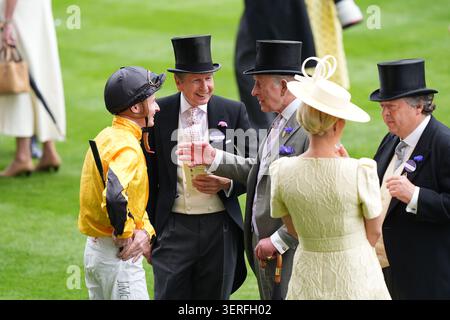 John Warren (a sinistra) (seconda a sinistra) e re Carlo III (centro) il terzo giorno di Royal Ascot all'Ascot Racecourse, Berkshire. Data foto: Giovedì 18 giugno 2026. Foto Stock