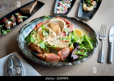 Delizia culinaria con pesce fresco su un tavolo elegantemente organizzato Foto Stock