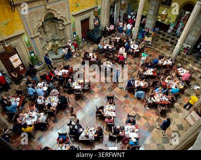 I commensali mangiano nello storico ristorante nel cortile di Sanborns de los Azulejos all'interno di la Casa de los Azulejos, Centro Histórico, città del Messico, Messico. Foto Stock