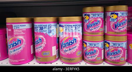 DENIA, SPAGNA - 10 dicembre 2025. Diverse misure e tipi di smacchiatore Vanish Oxi Action Gold sono esposti sullo scaffale di un supermercato in Spagna. Il Foto Stock