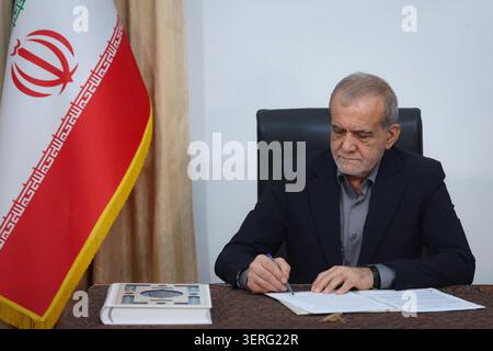 18 giugno 2026, Teheran, Iran: Il presidente iraniano MASOUD PEZESHKIAN firma un memorandum d'intesa a Teheran dopo che il documento è stato firmato dal presidente degli Stati Uniti Donald Trump, mentre entrambe le parti si sono mosse per porre fine alla guerra e aprire i negoziati su un accordo più ampio. Gli Stati Uniti e l'Iran firmarono il memorandum all'inizio del 18 giugno 2026, volto a porre fine a un conflitto regionale scoppiato il 28 febbraio a seguito degli scioperi USA-israeliani sull'Iran, ponendo al contempo le basi per ulteriori colloqui su questioni tra cui il programma nucleare iraniano, le sanzioni di soccorso e la sicurezza regionale. (Immagine di credito: © Presidenza iraniana via Foto Stock