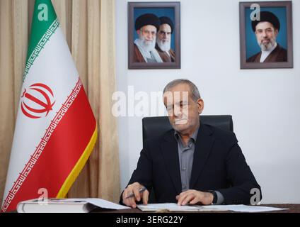 18 giugno 2026, Teheran, Iran: Il presidente iraniano MASOUD PEZESHKIAN firma un memorandum d'intesa a Teheran dopo che il documento è stato firmato dal presidente degli Stati Uniti Donald Trump, mentre entrambe le parti si sono mosse per porre fine alla guerra e aprire i negoziati su un accordo più ampio. Gli Stati Uniti e l'Iran firmarono il memorandum all'inizio del 18 giugno 2026, volto a porre fine a un conflitto regionale scoppiato il 28 febbraio a seguito degli scioperi USA-israeliani sull'Iran, ponendo al contempo le basi per ulteriori colloqui su questioni tra cui il programma nucleare iraniano, le sanzioni di soccorso e la sicurezza regionale. (Immagine di credito: © Presidenza iraniana via Foto Stock