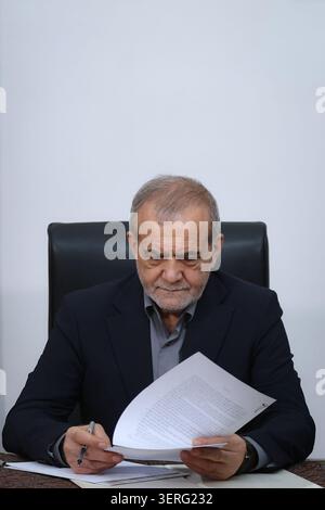 18 giugno 2026, Teheran, Iran: Il presidente iraniano MASOUD PEZESHKIAN firma un memorandum d'intesa a Teheran dopo che il documento è stato firmato dal presidente degli Stati Uniti Donald Trump, mentre entrambe le parti si sono mosse per porre fine alla guerra e aprire i negoziati su un accordo più ampio. Gli Stati Uniti e l'Iran firmarono il memorandum all'inizio del 18 giugno 2026, volto a porre fine a un conflitto regionale scoppiato il 28 febbraio a seguito degli scioperi USA-israeliani sull'Iran, ponendo al contempo le basi per ulteriori colloqui su questioni tra cui il programma nucleare iraniano, le sanzioni di soccorso e la sicurezza regionale. (Immagine di credito: © Presidenza iraniana via Foto Stock