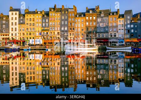 Honfleur port / porto nella calda luce del mattino, Honfleur, Calvados, Normandia, Francia, Europa Foto Stock