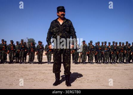 Mazar-iSharif, Afghanistan, agosto 1992; generale Rashid Dostum con le sue truppe uzbeke. Le sue forze unite a Massoud permisero ai Mujahideen di rovesciare il regime di Najibullah. Foto Stock