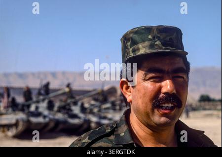 Mazar-iSharif, Afghanistan, agosto 1992; generale Rashid Dostum con le sue truppe e carri armati uzbeki. Le sue forze unite a Massoud permisero ai Mujahideen di rovesciare il regime di Najibullah. Foto Stock
