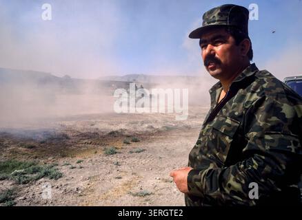 Mazar-iSharif, Afghanistan, agosto 1992; generale Rashid Dostum con le sue truppe e carri armati uzbeki. Le sue forze unite a Massoud permisero ai Mujahideen di rovesciare il regime di Najibullah. Foto Stock