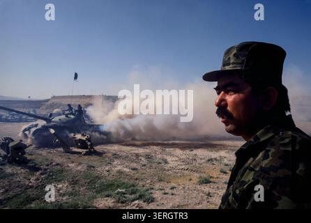 Mazar-iSharif, Afghanistan, agosto 1992; generale Rashid Dostum con le sue truppe e carri armati uzbeki. Le sue forze unite a Massoud permisero ai Mujahideen di rovesciare il regime di Najibullah. Foto Stock