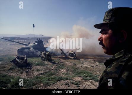 Mazar-iSharif, Afghanistan, agosto 1992; generale Rashid Dostum con le sue truppe e carri armati uzbeki. Le sue forze unite a Massoud permisero ai Mujahideen di rovesciare il regime di Najibullah. Foto Stock