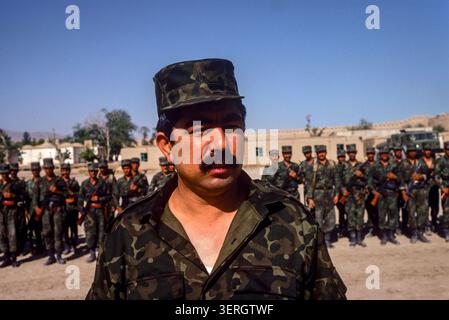 Mazar-iSharif, Afghanistan, agosto 1992; generale Rashid Dostum con le sue truppe uzbeke. Le sue forze unite a Massoud permisero ai Mujahideen di rovesciare il regime di Najibullah. Foto Stock