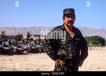 Mazar-iSharif, Afghanistan, agosto 1992; generale Rashid Dostum con le sue truppe e carri armati uzbeki. Le sue forze unite a Massoud permisero ai Mujahideen di rovesciare il regime di Najibullah. Foto Stock