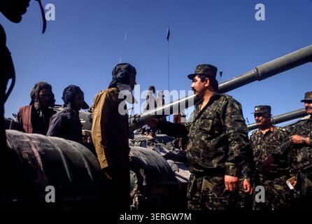 Mazar-iSharif, Afghanistan, agosto 1992; generale Rashid Dostum con le sue truppe e carri armati uzbeki. Le sue forze unite a Massoud permisero ai Mujahideen di rovesciare il regime di Najibullah. Foto Stock