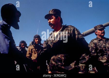 Mazar-iSharif, Afghanistan, agosto 1992; generale Rashid Dostum con le sue truppe e carri armati uzbeki. Le sue forze unite a Massoud permisero ai Mujahideen di rovesciare il regime di Najibullah. Foto Stock