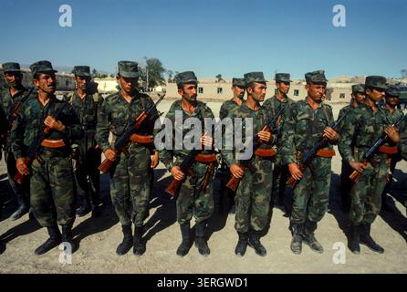 Mazar-iSharif, Afghanistan, agosto 1992; truppe uzbeke del generale Rashid Dostum. Le sue forze unite a Massoud permisero ai Mujahideen di rovesciare il regime di Najibullah. Foto Stock