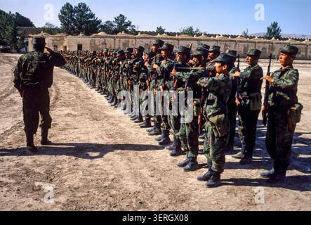 Mazar-iSharif, Afghanistan, agosto 1992; generale Rashid Dostum con le sue truppe uzbeke. Le sue forze unite a Massoud permisero ai Mujahideen di rovesciare il regime di Najibullah. Foto Stock