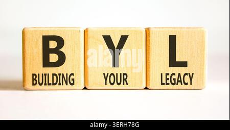 BYL sta costruendo il tuo simbolo legacy. Parole concettuali BYL costruisce la tua eredità su splendidi blocchi di legno. Splendido sfondo bianco. Business BYL Building Foto Stock