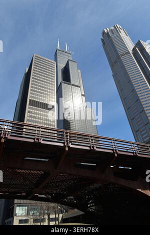 Viaggia e fotografa il famoso skyline di Chicago con la Willis Tower, alti edifici per uffici, facciate geometriche e un cielo azzurro Foto Stock