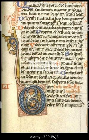 Un disegno del manoscritto del 1250 presenta una seconda lettera iniziale miniata con un animale fantastico intrecciato con elementi decorativi della scrittura, continuando le tradizioni di illuminazione gotica del manoscritto di scritte ornate e ornamenti simbolici della creatura sulla pergamena. Foto Stock
