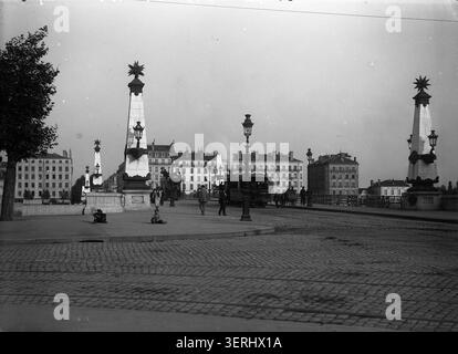 Rodano: Lyon, Pont du Midi appare in questa fotografia del 1890 di Émile Duchemin. La fonte colloca la scena nel settimo distretto di Lione e associa l'immagine ai tram, documentando le infrastrutture di trasporto urbano lungo il Rhône. Foto Stock