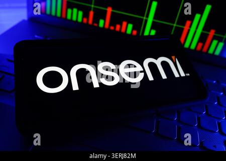 Onsemi Semiconductor Manufacturer Intelligent Power Sensing Technology Company Logo visualizzato sullo schermo del telefono cellulare con grafico del mercato azionario Backgroun Foto Stock