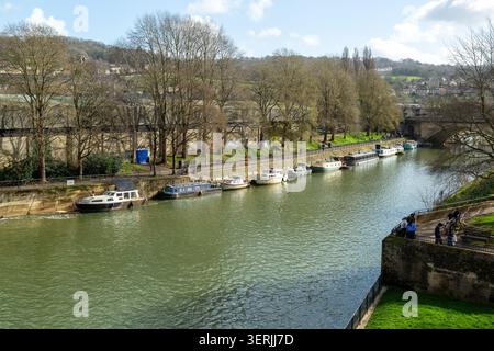 Il fiume Avon vicino al Pulteney Bridge e Weir, Bath, Inghilterra Foto Stock