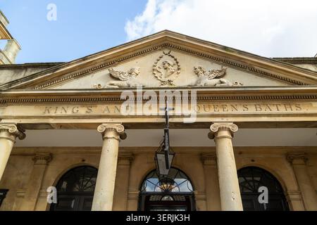 Esterno della Pump Room, ingresso ai bagni Kings and Queens, con sculture architettoniche e rilievi murali, Stall Street, Bath Foto Stock