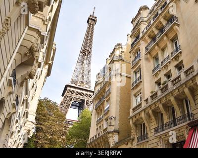 Gli edifici storici Haussmann Apartment e la Torre Eiffel a Parigi, Francia Foto Stock