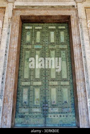 Portale principale del Portico della Basilica Papale di San Giovanni in Laterano/Cattedrale di San Giovanni/Basilca Lateranense, Roma, Lazio, Italia, aprile 2024 Foto Stock