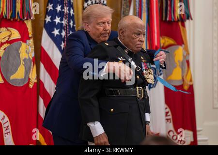 Washington, District of Columbia, USA. 18 giugno 2026. Il presidente DONALD TRUMP presenta la Medal of Honor al maggiore JAMES CAPERS, JR., U.S. Marine Corps (RET.), durante una cerimonia della Medal of Honor nella East Room della Casa Bianca a Washington DC. (Credit Image: © Joey Sussman/ZUMA Press Wire) SOLO PER USO EDITORIALE! Non per USO commerciale! Foto Stock